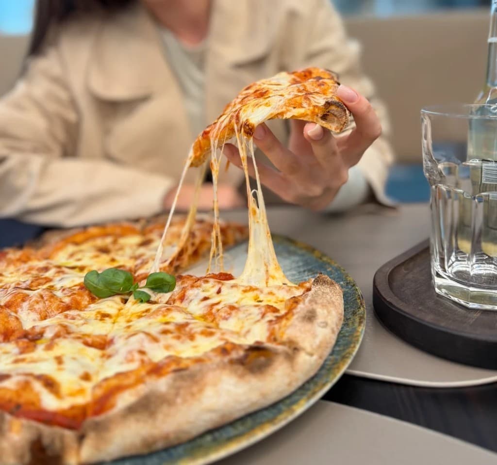 Pizza cu mozzarella, servită la Milese